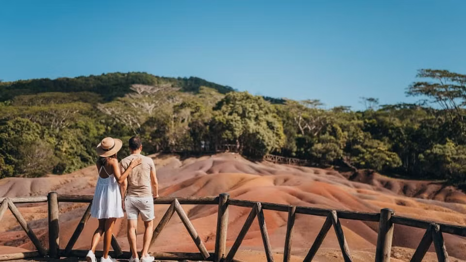 Mauritius thường xuyên có mưa lớn nhưng những đụn cát Công viên địa chất Seven Colored Earth dường như không bị xói mòn. Ảnh: getyourguide.
