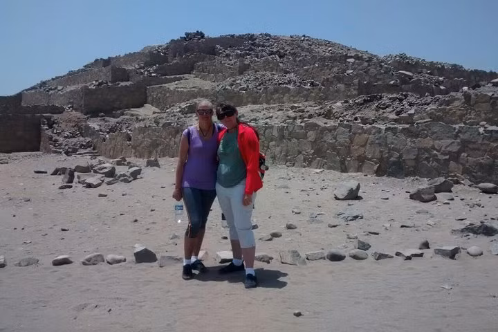 Phía trên thi thể của người phụ nữ này còn có những đồ tang lễ, bao gồm các bình đựng hình chim và một chiếc giỏ khác được làm trên tấm thảm sậy totora. Ảnh: peek.com.