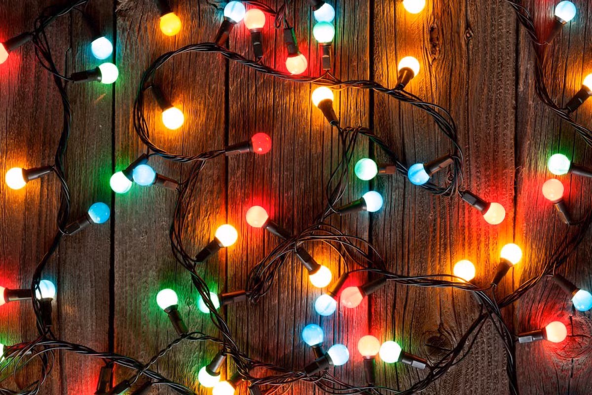 Sau khi thuyết phục được gia đình chế tạo và bán những dây đèn điện trang trí có màu sắc rực rỡ, Sadacca trở nên nổi tiếng. Công việc kinh doanh của gia đình Sadacca kiếm được nhiều tiền nhờ sáng chế này. Họ nhanh chóng chiếm lĩnh thị trường đèn Giáng sinh cho đến những năm 1960. Ảnh: energytexas.