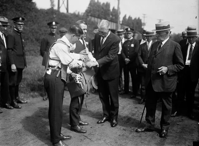 Mặc dù thử nghiệm áo chống đạn đầu tiên của nhà sáng chế Krause và Spooner vào tháng 3/1922 khiến một người đàn ông bị thương nhưng những lần sau đó đã chứng tỏ phát minh của họ đạt hiệu quả cao. Ảnh: Library of Congress.