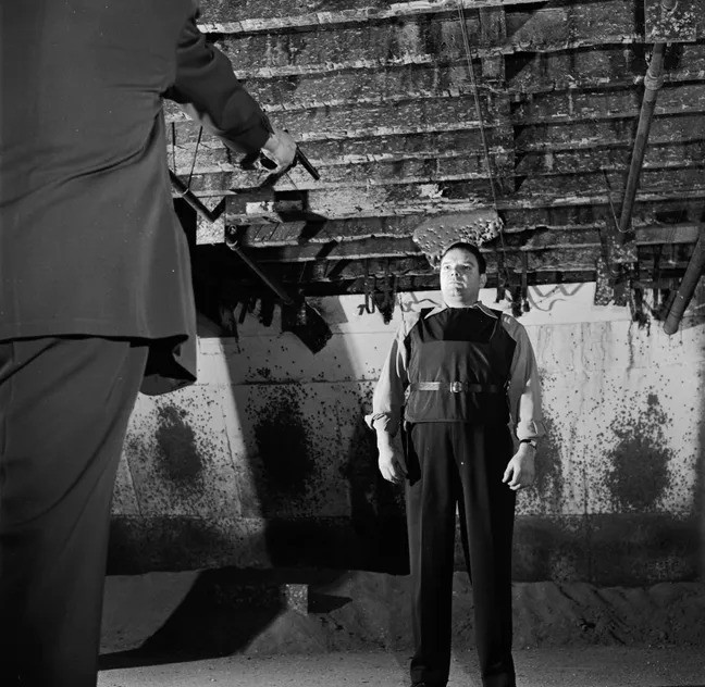 Khi tìm hiểu về Spooner và Krause, nhiều người không khỏi bất ngờ khi biết được 2 nhà sáng chế này nhiều lần đích thân thử nghiệm áo chống đạn do họ sáng chế. Ảnh: Orlando/ Getty Images.