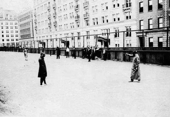 Về sau, sản phẩm áo chống đạn của Krause và Spooner được sở Cảnh sát Thành phố New York trang bị cho những sĩ quan có nguy cơ tiếp xúc với các cuộc đụng độ bạo lực. Sau đó, ngày càng có nhiều nơi đặt hàng mua áo chống đạn của họ. Ảnh: Library of Congress.