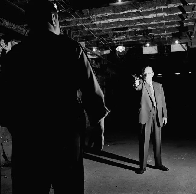 Trong suốt cuộc đời, ông Krause đã có gần 4.000 lần bị bắn để thử nghiệm hiệu quả của áo chống đạn. Trong khi đó, người đối tác Spooner ước tính bị bắn gần 2.000 lần và không hề hấn gì nhờ khoác trên người sáng chế tuyệt vời. Ảnh: Orlando/ Getty Images.