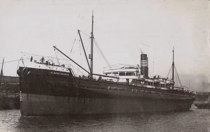 Xác tàu đắm SS Almond Branch nằm dưới đáy eo biển Manche ngay ngoài khơi bờ biển Cornwall. Con tàu bị đắm vào năm 1917. Nó được một chủ sở hữu tư nhân mua lại từ chính phủ vào những năm 1970. Khi ấy, người mua con tàu đắm hy vọng sẽ tìm thấy thứ gì đó có giá trị trong số những gì còn lại. Ảnh: Wrecksite.