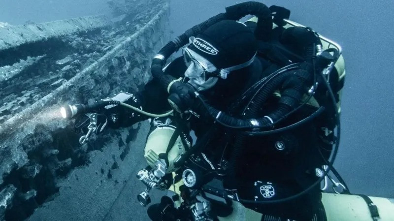 Ông Robinson cho biết không mong đợi sẽ tìm thấy bất kỳ thứ gì giá trị nào bên trong số xác tàu đắm SS Almond Branch. Đổi lại, ông hứng thú với con tàu vì mỗi vụ đắm tàu đều gắn liền với một câu chuyện thú vị. Ông muốn tìm hiểu về "quá khứ" của con tàu. Ngoài ra, ông hy vọng sẽ tìm thấy chiếc chuông của tàu SS Almond Branch. Ảnh: Francis Hockley.