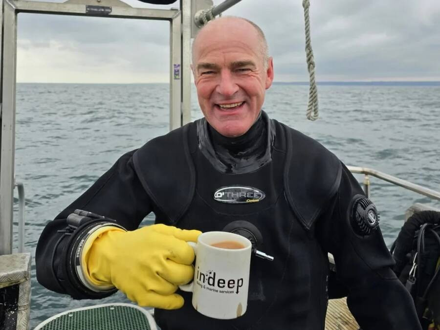 Thợ lặn nghiệp dư Dom Robinson đã khám phá các vụ đắm tàu trong hơn 3 thập kỷ. Hiện ông là chủ sở hữu của một xác tàu đắm, hoàn thành ước mơ thuở nhỏ. Ảnh: Dom Robinson.