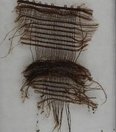 "Nghiên cứu của chúng tôi đã phát hiện ra rằng, tình trạng bảo quản tuyệt vời này đến từ một cách ướp xác khác thường, được thực hiện bằng cách nhét dăm gỗ, cành cây và vải vào bụng thông qua ống trực tràng. Sau đó, người ta thêm kẽm clorua để làm khô bên trong", tác giả chính của nghiên cứu Andreas Nerlich, một nhà nghiên cứu tại Đại học Ludwig-Maximilians ở Munich, người chuyên nghiên cứu về xác ướp, cho biết trong một tuyên bố. Ảnh: Andreas Nerlich.