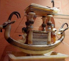 Thuyền Abydos có chiều dài khoảng 18 - 24m, rộng 2 - 3m và sâu 60 cm. Các học giả suy đoán mỗi chiếc thuyền loại này có thể chứa 30 người. Ngoài ra, họ nhận định những chiếc thuyền Abydos không chỉ là mô hình mà chúng có thể được sử dụng trong thực tế. Ảnh: CC BY SA 3.0 ).