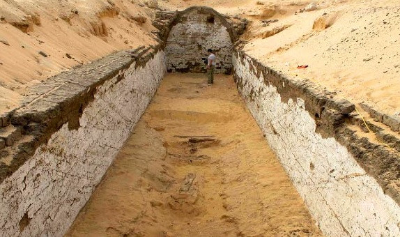 Do quá trình tạo ra những con thuyền Abydos vô cùng phức tạp và tốn kém nên nó được coi như biểu tượng cho sự giàu có và quyền lực của pharaoh. Ngoài ra, thuyền Abydos còn mang ý nghĩa biểu tượng quan trọng. Trong tín ngưỡng của người Ai Cập cổ đại, thần Mặt trời Ra thường đi qua bầu trời vào ban ngày và đi xuống suối vàng vào ban đêm trên một chiếc thuyền. Ảnh: Josef Wegner.