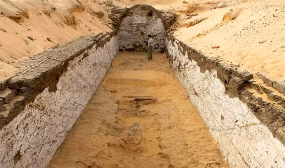 Do quá trình tạo ra những con thuyền Abydos vô cùng phức tạp và tốn kém nên nó được coi như biểu tượng cho sự giàu có và quyền lực của pharaoh. Ngoài ra, thuyền Abydos còn mang ý nghĩa biểu tượng quan trọng. Trong tín ngưỡng của người Ai Cập cổ đại, thần Mặt trời Ra thường đi qua bầu trời vào ban ngày và đi xuống suối vàng vào ban đêm trên một chiếc thuyền. Ảnh: Josef Wegner.