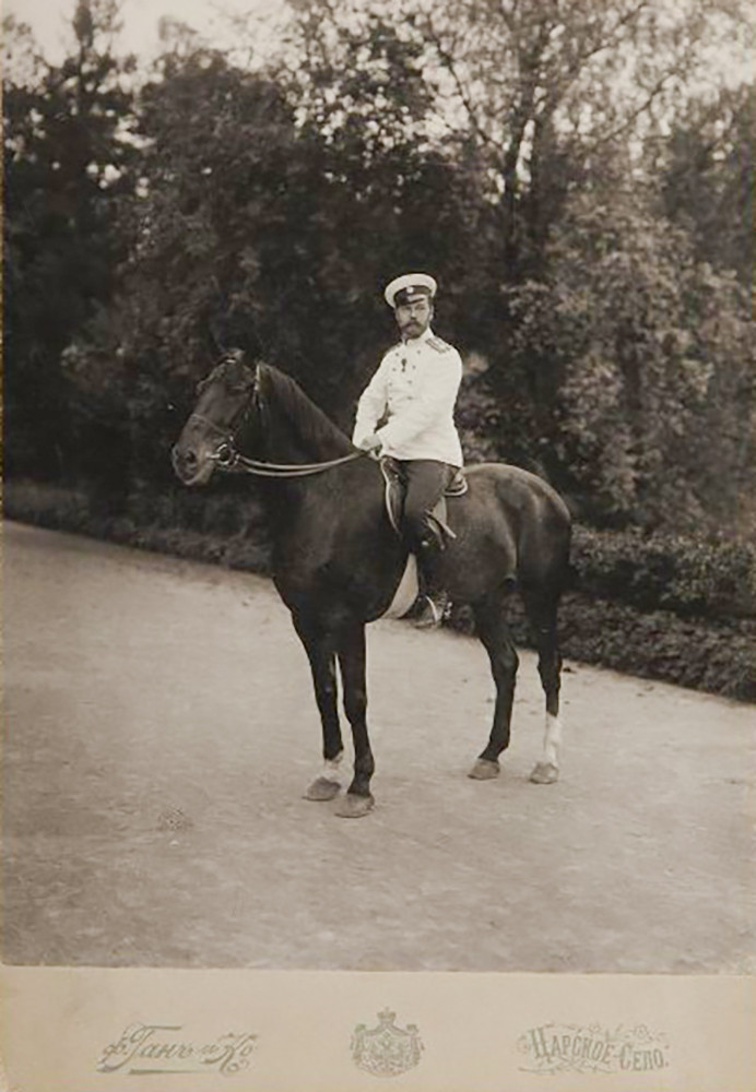 Sa hoàng Nicholas II cưỡi ngựa vào những năm 1900.