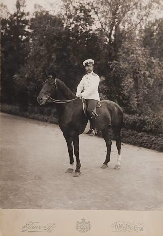 Sa hoàng Nicholas II cưỡi ngựa vào những năm 1900.
