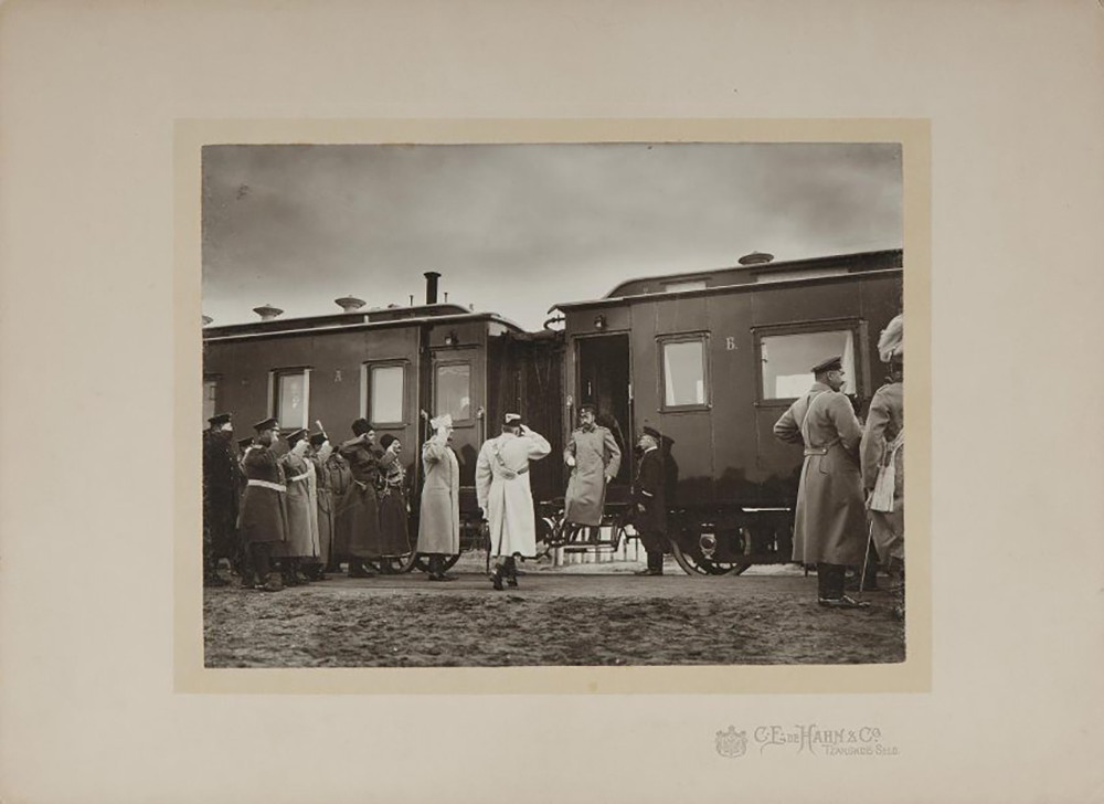 Các tướng lĩnh quân đội và quan chức đón chào Sa hoàng Nicholas II. Ảnh chụp tại ga Suwalki (nay thuộc Ba Lan) vào năm 1904.