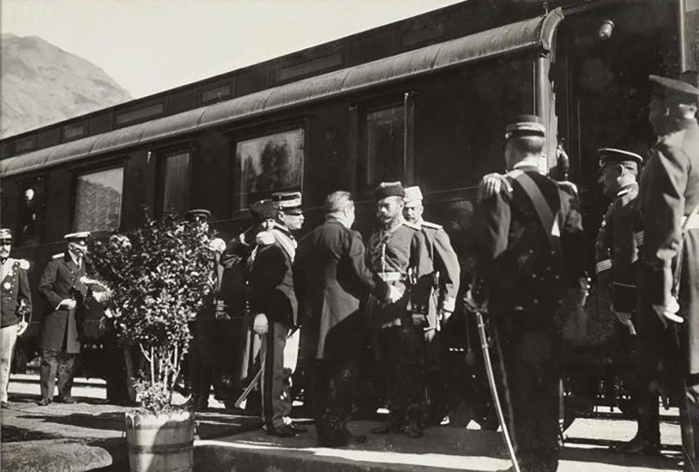Sa hoàng Nicholas II được tiếp đón long trọng khi tới Racconigi, Italy năm 1909.