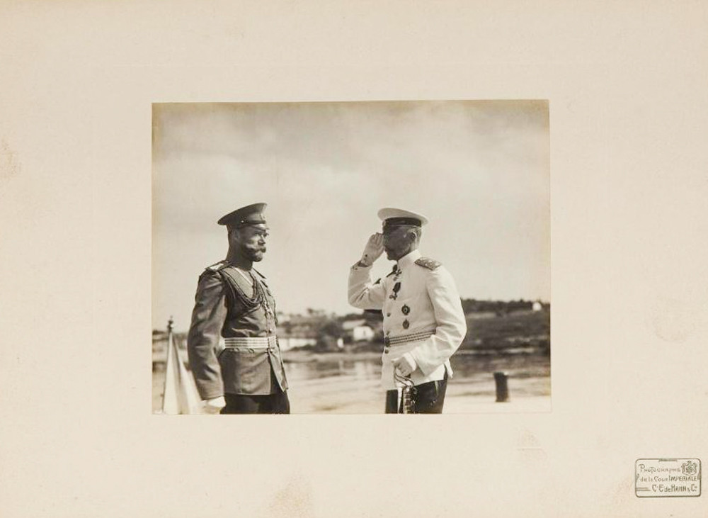 Sa hoàng Nicholas II nghe cấp dưới báo cáo. Ảnh chụp ở Tsarskoye Selo năm 1911.