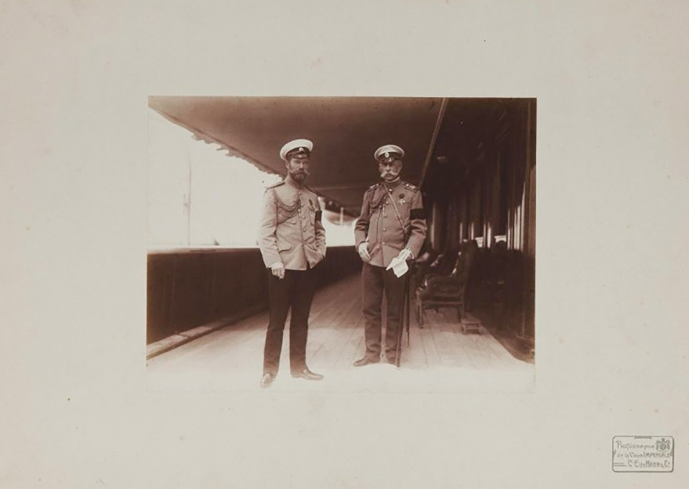 Sa hoàng Nicholas II đứng trên boong du thuyền "Standart" và Nam tước Vladimir Fredericks, Bộ trưởng Tòa án vào năm 1910.