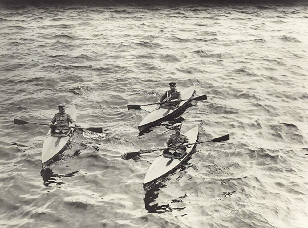Sa hoàng Nicholas II chèo thuyền cùng các đoàn tùy tùng trong kỳ nghỉ ở Skerries năm 1909.