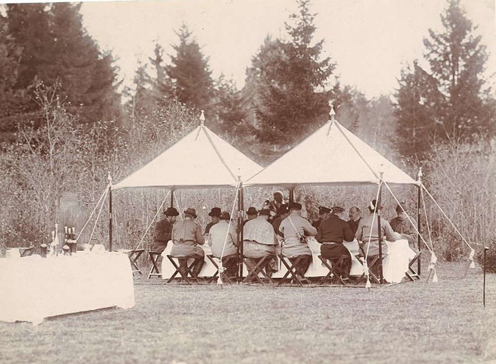  Sa hoàng cuối cùng của nước Nga Nicholas II cùng đoàn tùy tùng ăn bữa sáng trong rừng năm 1895.