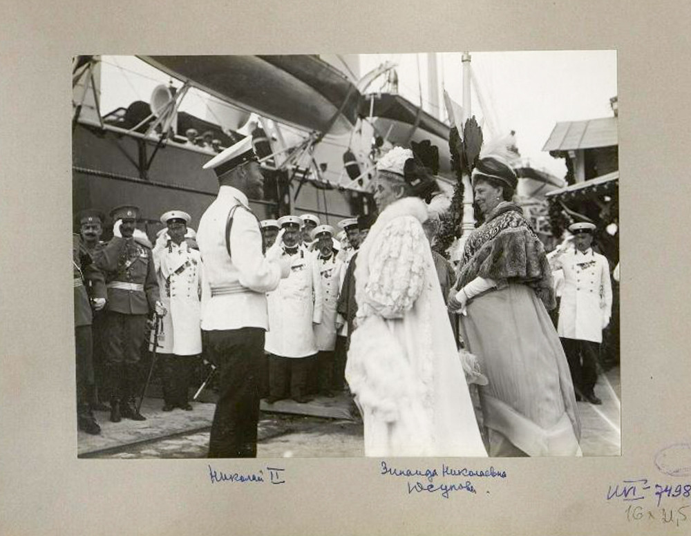 Sa hoàng Nicholas II trò chuyện với công chúa Zinaida Yusupova ở Yalta năm 1911.