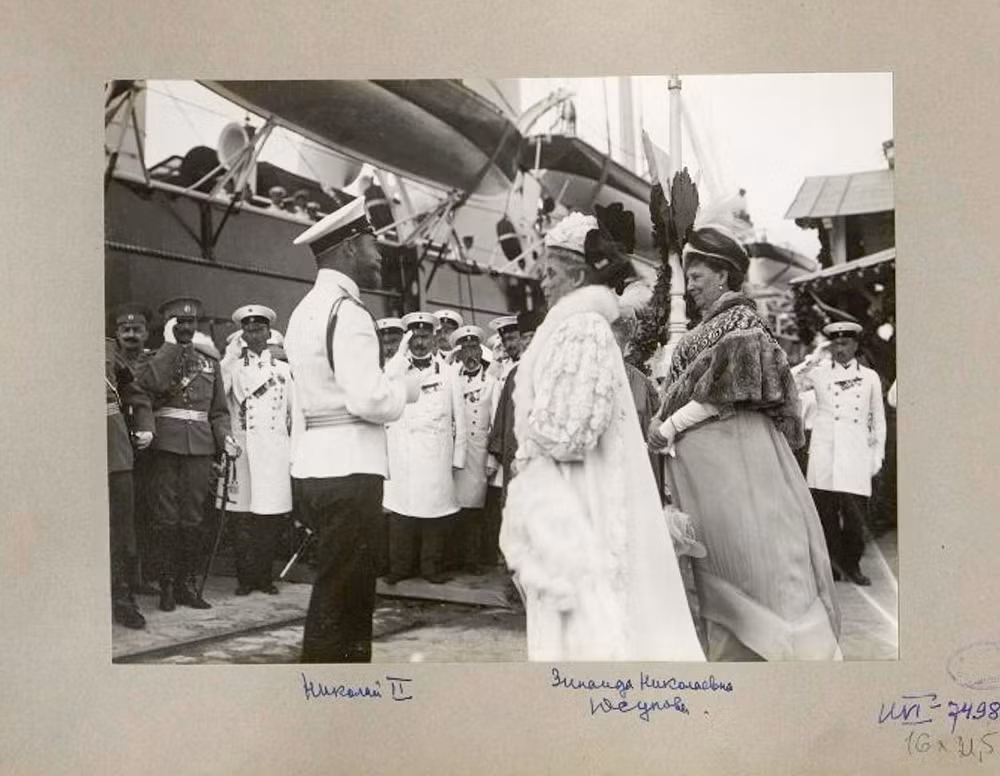 Sa hoàng Nicholas II trò chuyện với công chúa Zinaida Yusupova ở Yalta năm 1911.