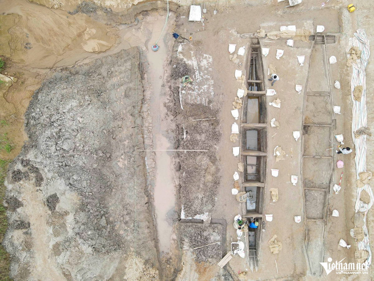 Thế nhưng, căn cứ vào kỹ thuật loại hình thuyền này thường có niên đại sớm và có thể được đóng tại Việt Nam, là sự phát triển tiếp nối của kỹ thuật đóng thuyền thời văn hoá Đông Sơn thông qua việc so sánh phần đáy của 2 thân với kết cấu độc mộc (được làm từ một thân cây) và kỹ thuật mộng ghép. Ảnh: Vietnamnet.