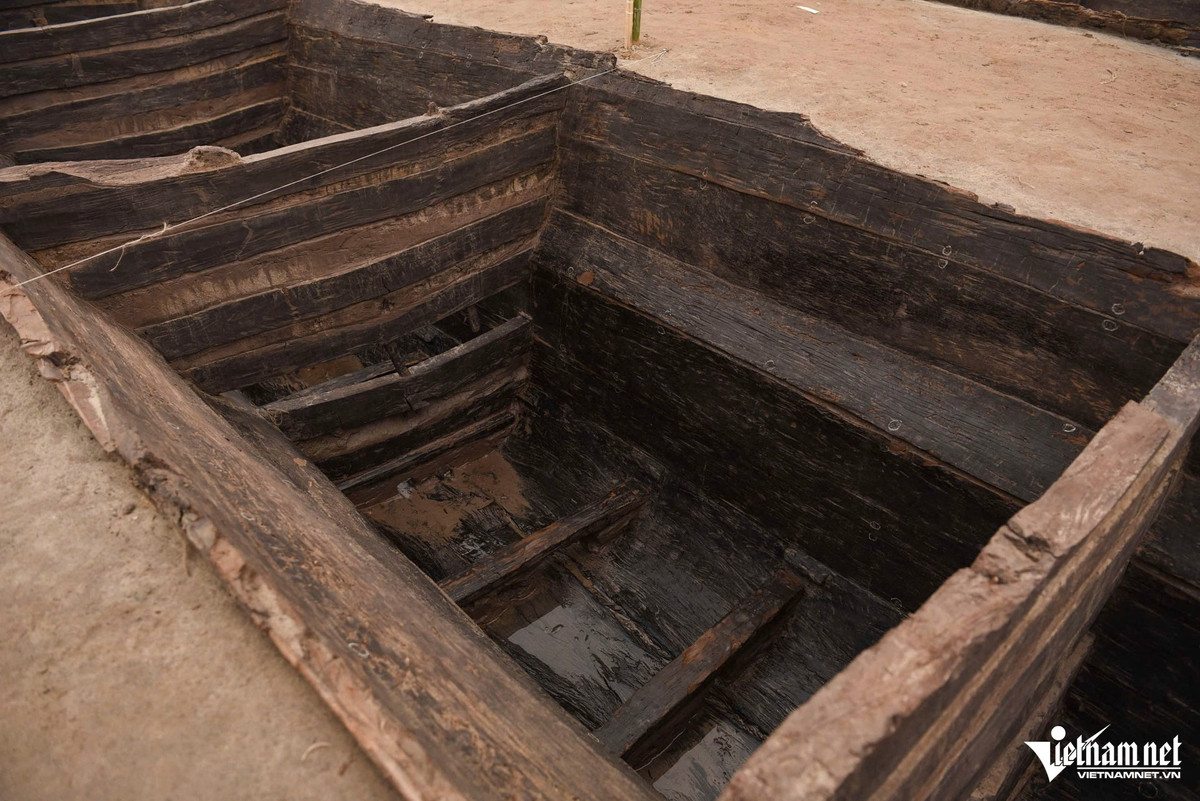 Đặc biệt, kết cấu liên kết ở phần đầu (mũi) và đuôi thuyền với phần thân thuyền, cụ thể là ở khối liên kết giữa phần độc mộc ở đáy và phần ván bửng nhô lên ở mũi và đuôi chưa hề gặp ở bất cứ đâu trên thế giới. Ảnh: Vietnamnet.