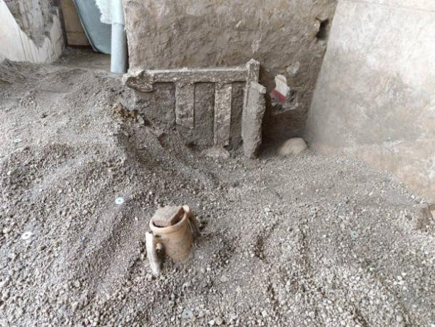 Cụ thể, vào ngày 24 tháng 8 năm 79 sau Công nguyên, núi lửa Vesuvius phun trào dữ dội khiến hơn 2.000 người ở thị trấn Pompeii gần đó thiệt mạng và bị chôn vùi trong tro bụi núi lửa.