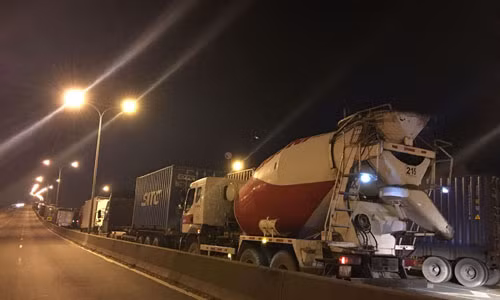 Trang dem xu ly su co xe tai lat tren cau day vang Phu My-Hinh-3