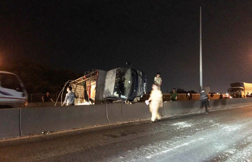 Trang dem xu ly su co xe tai lat tren cau day vang Phu My-Hinh-2