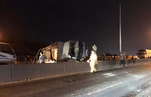 Trang dem xu ly su co xe tai lat tren cau day vang Phu My-Hinh-2