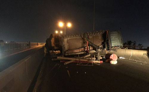 Trang dem xu ly su co xe tai lat tren cau day vang Phu My