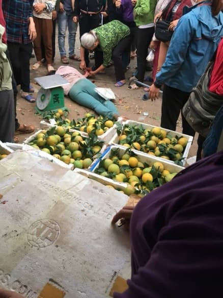 Mac ca khong thanh, co gai xo xat voi ba chu roi lan dung ra gia chet-Hinh-3