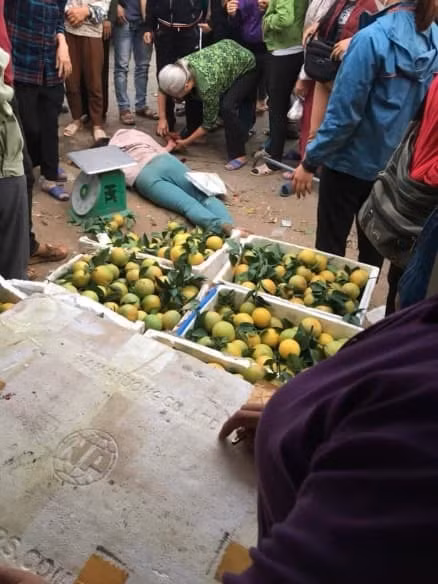 Mac ca khong thanh, co gai xo xat voi ba chu roi lan dung ra gia chet-Hinh-3