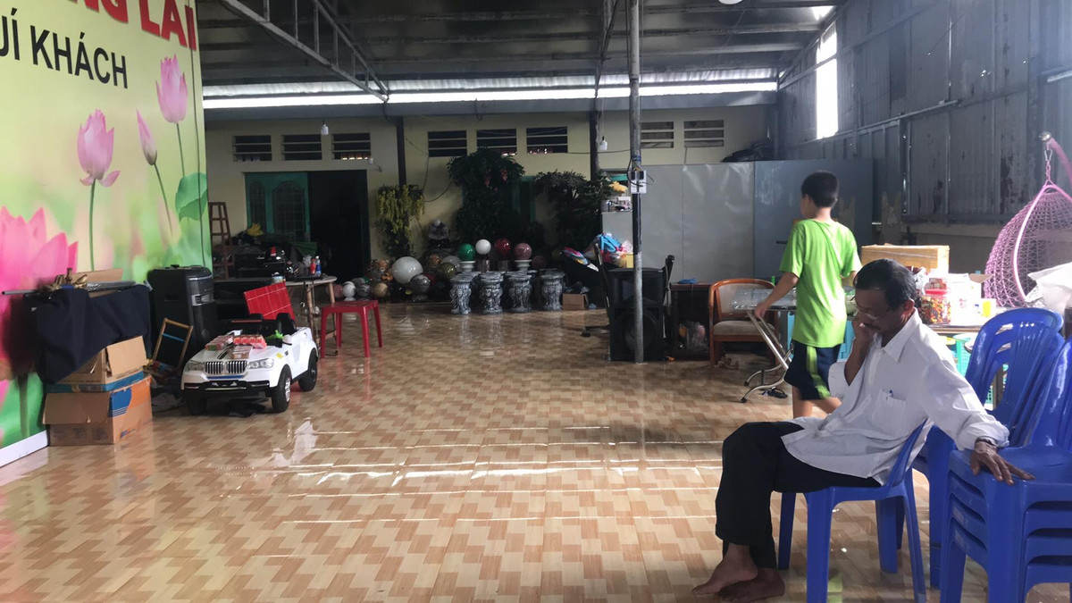 Ngày 21/10, ông Lê Tùng Vân (88 tuổi, tạm trú Tịnh thất Bồng Lai), gọi điện thoại ông Võ Văn Thắng thông báo cho gặp con gái Diễm My nhưng không được đưa đi. Ông Thắng đến Tịnh thất Bồng Lai gặp được con gái sau đó. Ông khuyên con gái về nhà nhưng chị này bỏ cha và chạy ra sau tịnh thất trốn tránh.