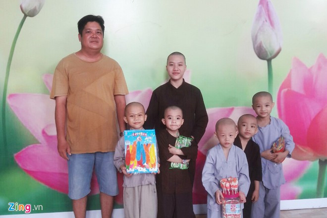 Cha, mẹ Võ Thị Diễm My (22 tuổi, ngụ quận Bình Tân, TPHCM) đã xuống tịnh thất gặp mọi người xin lỗi sau sự cố xô xát vừa qua.