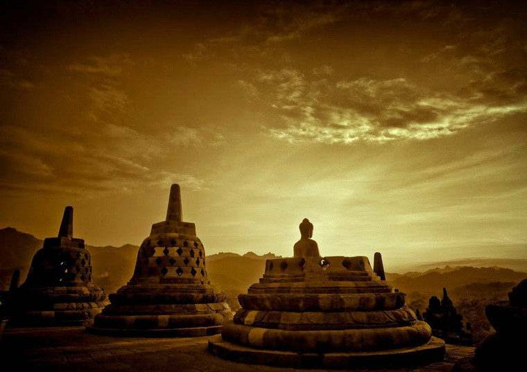 Viếng Borobudur bắt đầu từ cổng phía Đông, đi theo chiều kim đồng hồ, mỗi tầng đều có bậc thang để trèo lên tầng cao hơn, hết tầng này đến tầng khác. Trên vách đá hiện ra các cảnh tượng điêu khắc của Dục giới, phô bày những cảnh tượng của thế giới tham dục (kamadhatu), gồm đủ loại chúng sinh như quỷ đói, súc sinh, loài người, các cảnh tượng tham lam, những xung năng thấp kém, tham dục và hận thù. 