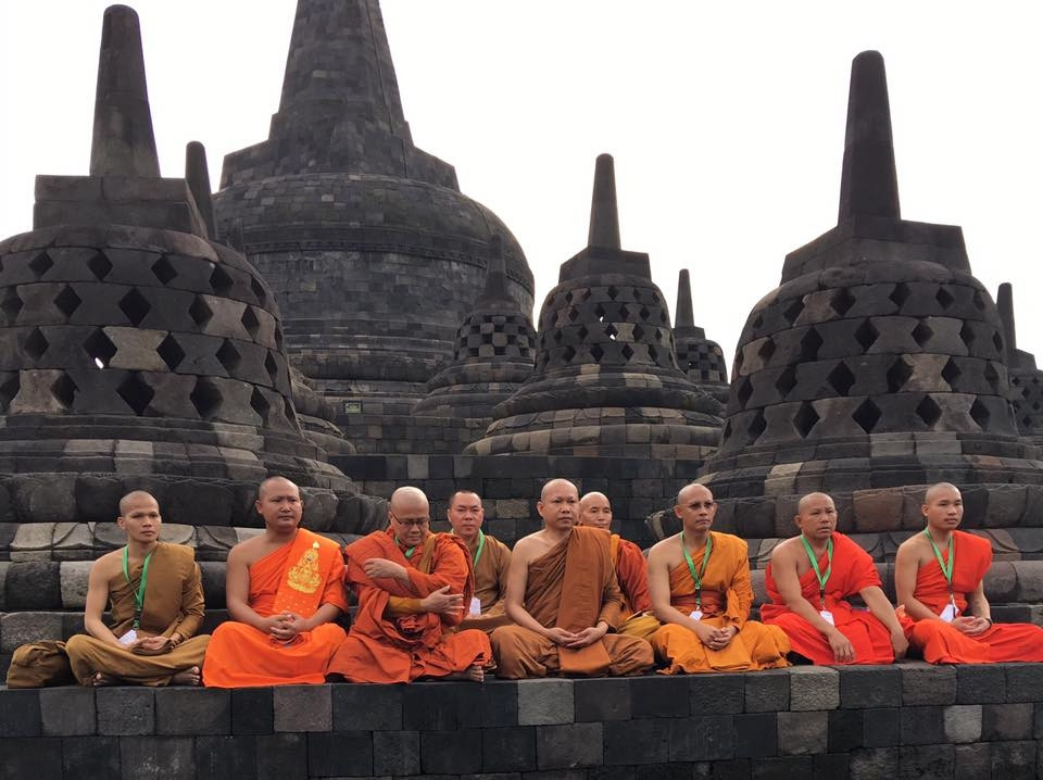 Năm 850 có thể xem là năm hoàn thành Borobudur. Nhưng vào khoảng đầu thế kỷ XIII, những người buôn bán Á rập đã đưa Hồi giáo vào Indonesia. Chỉ trong vòng hai trăm năm, cả quần đảo Indonesia gần như hoàn toàn bị Hồi giáo hoá. Borobodur trở nêđn hoang tàn.