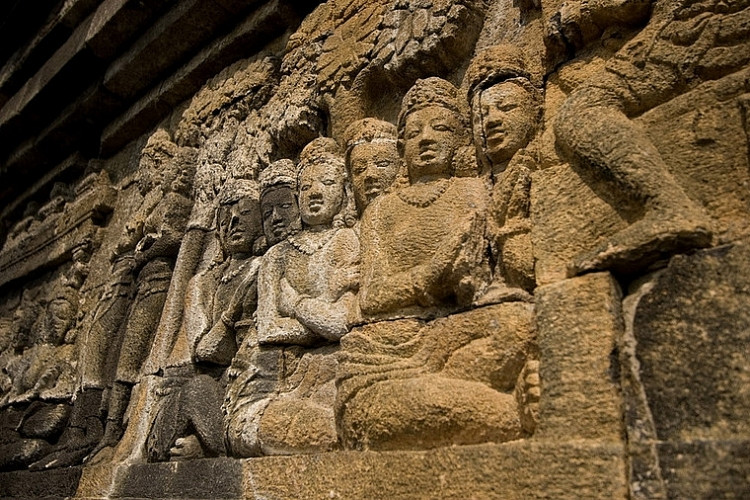 Ngoài các phù điêu, còn có trên 400 tượng Phật được đặt trong các stupa và 4 mặt của Borobudur. Một hoàng thân người Campuchia được hoàng triều này che chở, nhưng sau đó ông trở về Campuchia vào năm 802 và lên ngôi vua. Có thể chính ông đã đem theo về nước dự án đầu tiên của Borobudur, vì người ta tìm thấy trên đất Campuchia một ngôi đền nhỏ xây bằng gạch hình tháp tương tợ với mô hình của Borobudur. 