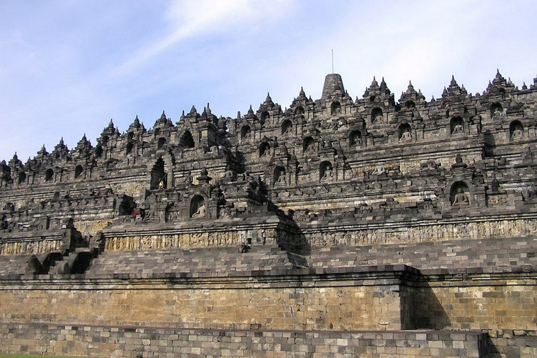 Sừng sững trên một đỉnh đồi cao, Borobudur khiến người ta trầm trồ vì vẻ ngoài uy nghi, đồ sộ nhưng rất cổ kính và tôn nghiêm. Được xây dựng theo mô hình một Mạn đà la (Madala), tức là một mô hình về vũ trụ hoàn hảo theo quan niệm của Phật Giáo Đại Thừa hay Kim Cương Thừa (tương tự Phật Giáo Mật Tông ở Tây Tạng), Borobudur có 4 lối lên xuống Đông, Tây, Nam, Bắc, trong đó cổng chính nằm ở hướng Đông.