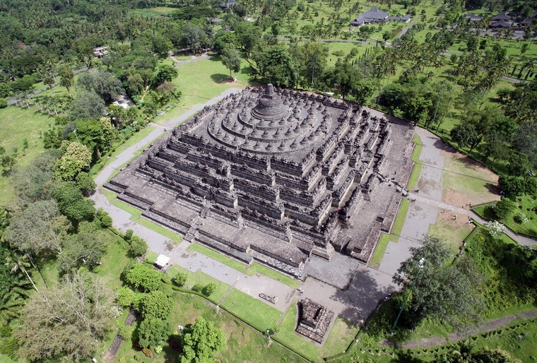 Borobudur trong tiếng Indonesia có nghĩa là “Tháp Phật trên đồi cao". Toàn bộ tháp do 300 nghìn viên đá xếp thành, được xây dựng trên một mặt bằng hình vuông rộng 2 500 m², theo mô hình của một Mạn-đà-la, tức sơ đồ về khái niệm vũ trụ của Phật giáo Tây tạng. 