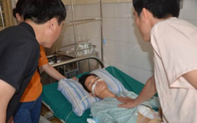 Chị Lò Thị Ch. (vợ của Luân) cho biết, trước khi xảy ra vụ việc Luân hay bị ốm, có biểu hiện khóc lóc suốt ngày không ngừng. Thấy vậy, gia đình Luân đã đưa Luân xuống bệnh viện thăm khám, kiểm tra xem bị làm sao. Kết quả hồ sơ bệnh án cho thấy, Luân bị đau vai gáy với viêm não. 