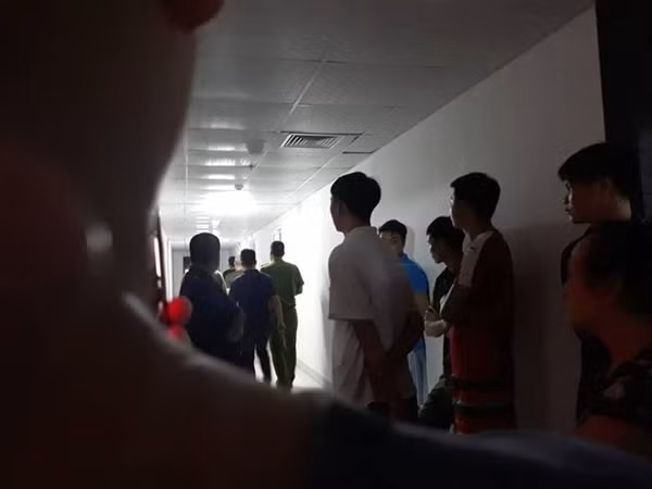  Mẹ giết con trai 8 tuổi rồi thắt cổ tự tử: Tối 20/7/2018, người dân phát hiện Hoàng Thị Sen (33 tuổi) ở tầng 16, tòa nhà thuộc khu đô thị Thanh Hà (Cự Khê, Thanh Oai, TP Hà Nội) có ý định tự tử nên tập trung can ngăn. Trong lúc đưa người phụ nữ vào nhà, họ phát hiện hai cháu bé (một trai và một gái) đã tử vong.