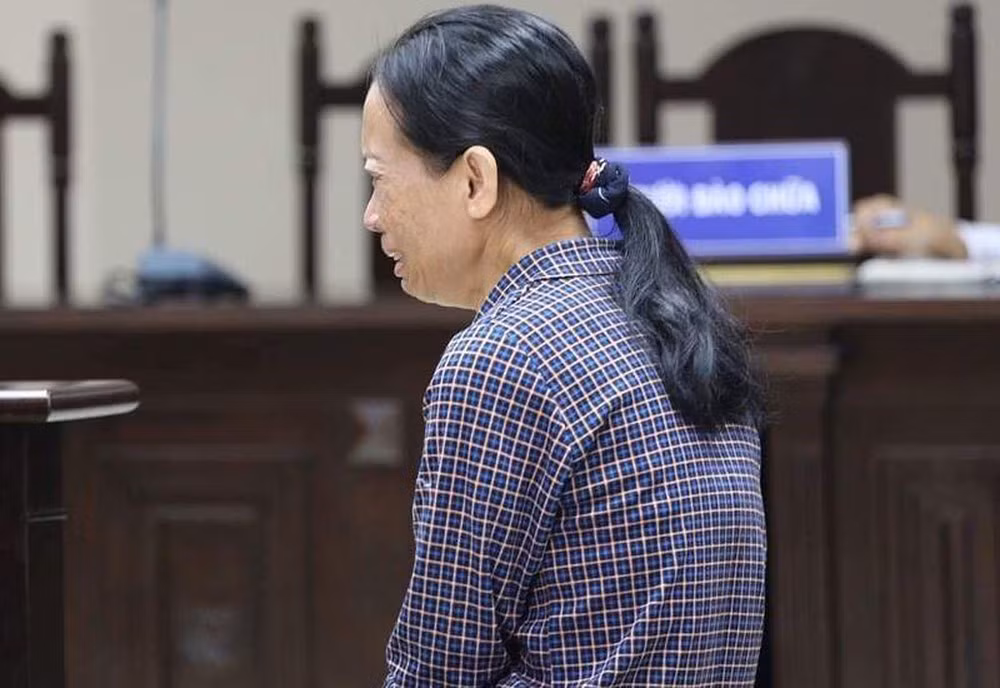 Dù vậy, Huy vẫn lấy xe máy đi chơi. Khoảng 3h sáng hôm sau Huy đi chơi về, lên phản ngủ cạnh mẹ. Đến 5h sáng, bà Huế ngủ dậy, thấy con trai nằm bên cạnh, nỗi bực tức dâng lên, bà nảy sinh ý định giết con. Bà ta đi tìm tuýp sắt, đập liên tiếp vào đầu con. Huy chỉ kịp kêu: "Ớ. Mẹ ơi, mẹ ơi..." rồi ngã lăn xuống giường... Bà Huế chỉ chịu dừng tay khi thấy con trai bất động. Gây án xong, bà ta thu dọn, làm sạch hiện trường nhằm xóa dấu vết rồi trình báo con mình bị người ta đánh chết.