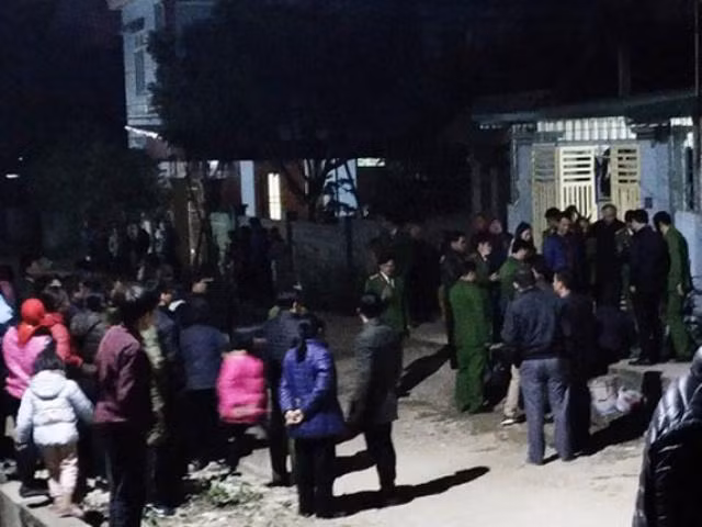 Theo lời khai bà Phạm Thị Xuân (SN 1952, quê Tiền Hải, Thái Bình) khi thấy cháu 20 ngày tuổi ọ ẹ tỉnh giấc, bà đứng dậy, đi lại để đung đưa, ru cho cháu ngủ tiếp. Do vừa bế cháu đi lại vừa xem tivi, bà bị hẫng chân và ngã dúi người về phía trước. Cú ngã khiến cháu tụt khỏi tay, rơi mạnh xuống đất, đồng thời bị bà Xuân đè lên nên cháu thoi thóp, sữa trào ra miệng.