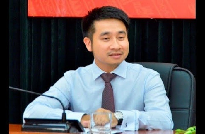 Ong Vu Hong Son bo nhiem than toc the nao ma “ham nong” nghi truong?