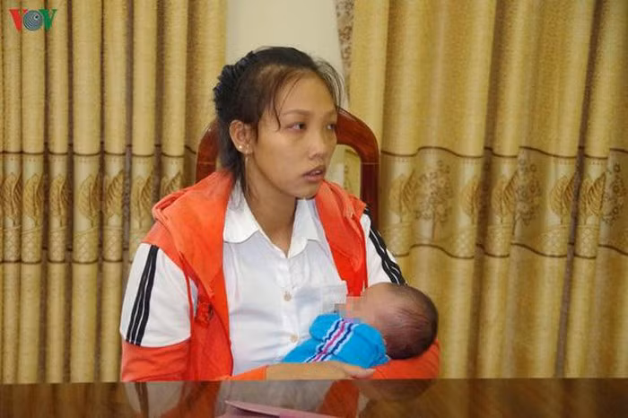 Những vụ buôn bán phụ nữ sang Trung Quốc đa phần nạn nhân đều rơi vào những hoàn cảnh bi đát, đáng thương. Song cũng không ít vụ việc, các cô gái tự biến mình thành nạn nhân khiến dư luận phẫn nộ, oán trách. Nguyễn Thị Xàng (SN 1968, ở tỉnh Bạc Liêu) và Tăng Thị Ngọc Linh (SN 1991, ở tỉnh Sóc Trăng) là một trong những trường hợp như vậy. Khi bị công an bắt tại biên giới với Trung Quốc, Linh (mẹ đẻ của bé sơ sinh) khai nhận: Do hoàn cảnh gia đình khó khăn nên nhờ đối tượng Nguyễn Thị Xàng môi giới để đưa con sang Trung Quốc bán với giá 40 triệu đồng.