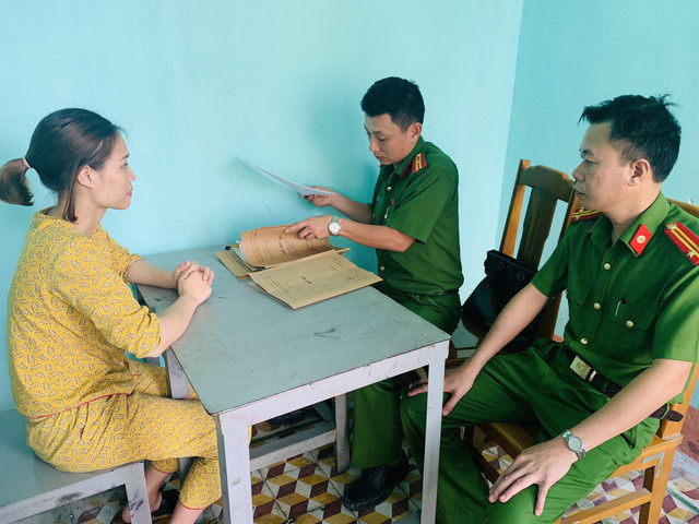 Sen cho biết, để lừa nạn nhân, Sen hứa với chị L.T.L. (26 tuổi, huyện Như Xuân) và chị N.T.H. (20 tuổi, trú TP Thanh Hóa) rằng sẽ đưa sang Trung Quốc làm việc với mức lương cao. Để tạo lòng tin, Sen đưa cho hai nạn nhân trước cho mỗi người 30 triệu đồng. Trong lúc đang chuẩn bị đưa hai nạn nhân L. và H. lên biên giới để bán sang Trung Quốc, ngày 18/4, Sen bị lực lượng công an phát hiện, bắt quả tang với cáo buộc đang có hành vi mua bán người.