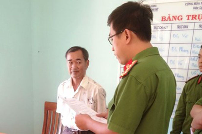 Theo cáo trạng, từ đầu năm học 2015 đến tháng 4/2016, Chung lợi dụng là giáo viên dạy môn Đạo đức và Tổng phụ trách đội đã nhiều lần gọi các em học sinh vào phòng làm việc trong giờ nghỉ hoặc sau giờ lên lớp. Tại đây, Chung thực hiện hành vi sàm sỡ, dâm ô, hiếp dâm chính 3 học sinh của mình. 