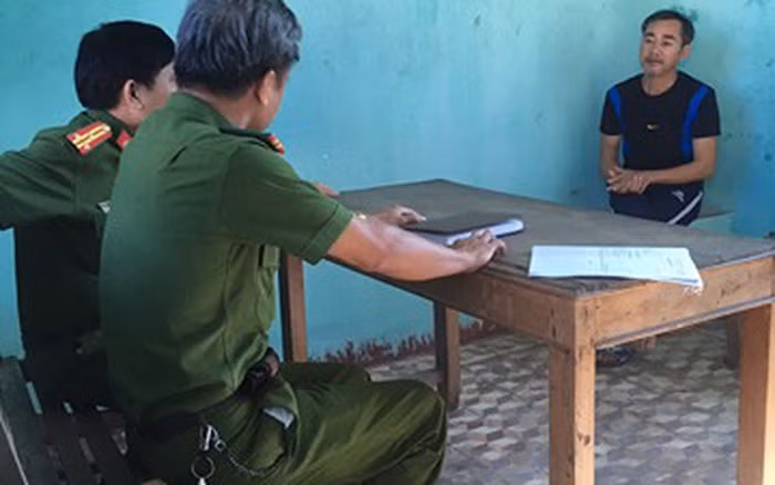 Ba cháu bé sau đó kể lại sự việc với cha mẹ và gia đình các bé đã trình báo cơ quan chức năng. Xác minh chứng cứ và trưng cầu giám định, công an kết luận các nạn nhân bị xâm hại tình dục, tâm lý hoang mang, lo sợ. Tuy nhiên, trong quá trình điều tra, Chung chối tội. Dù vậy, với chứng cứ điều tra rõ ràng, cơ quan tố tụng đã khởi tố, truy tố và đưa bị cáo ra tòa.