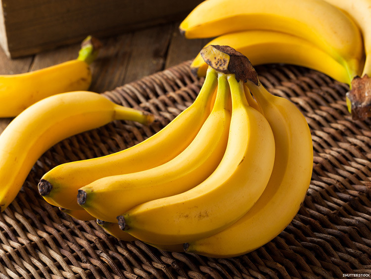 8. Chuối Trong những tháng mùa đông dài, lạnh và ít ánh nắng, chúng ta có thể thấy tâm trạng của mình giảm đi một chút. Nếu bạn thấy điều này xảy ra, hãy giúp cơ thể tạo ra lượng serotonin (một loại hormone cải thiện tâm trạng tốt) bằng cách bổ sung các thực phẩm như chuối, sữa, cá, chà là khô, đậu nành, hạnh nhân và đậu phộng.